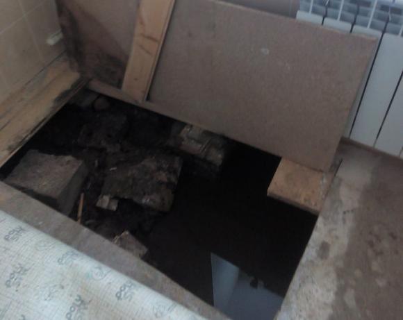 Фекалии затопили подвал жилого дома в Барнауле после капитального ремонта за 30 млн рублей (видео)