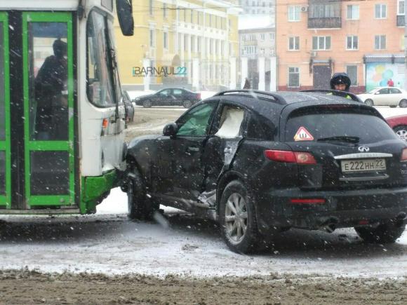 Две аварии произошли на пр. Ленина в полуденное время 22 февраля (фото)
