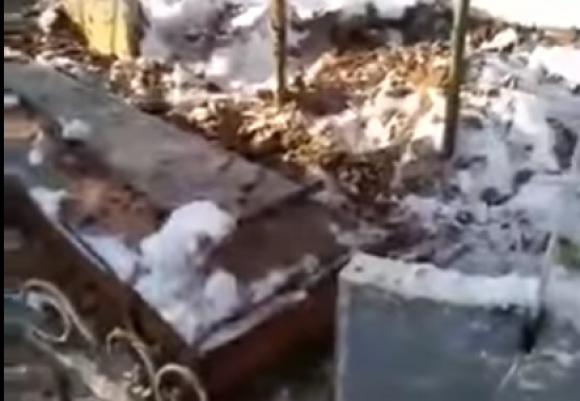 В российской деревне похоронные агенты отомстили семье за отказ от ритуальных услуг (видео)