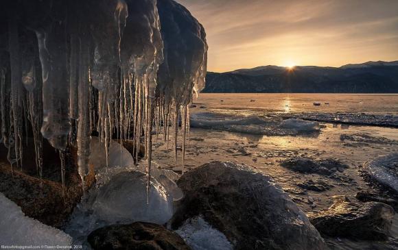 Телецкое озеро полностью покрылось льдом впервые за 8 лет (фото)