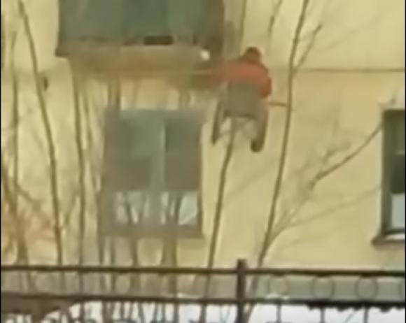 Российский инвалид-колясочник выходит на прогулку через балкон второго этажа (видео)