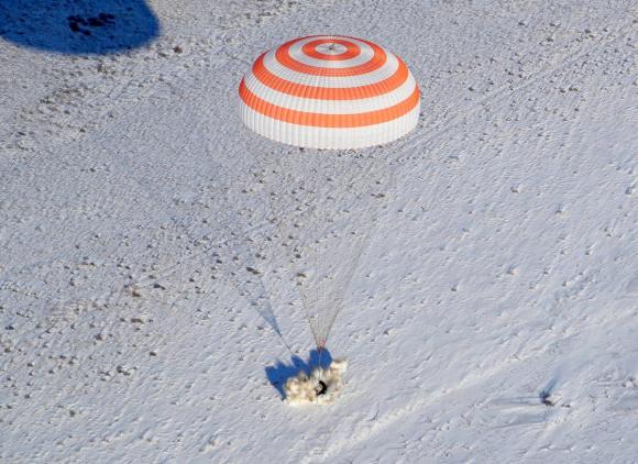 Есть посадка! Сегодня на Землю с МКС вернулись три космонавта (видео)