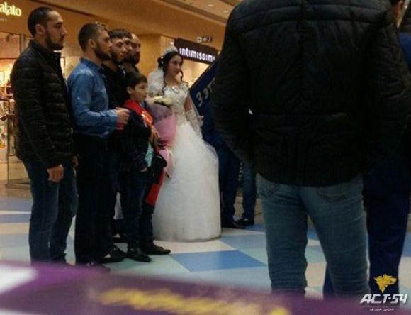 Несовершеннолетние цыгане сыграли свадьбу в ТЦ Новосибирска - теперь им грозит уголовное дело