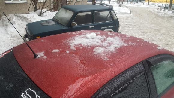 Человек и два автомобиля пострадали из-за упавшего с крыши снега во время оттепели
