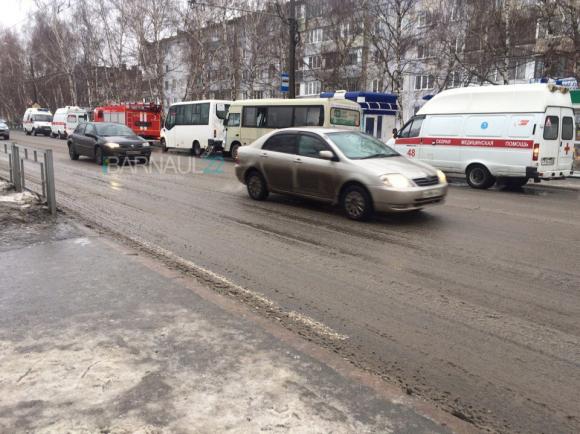 Девять человек пострадали при столкновении автобусов в Барнауле