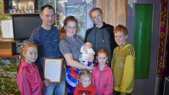 Многодетная семья назвала новорожденную дочь Россией