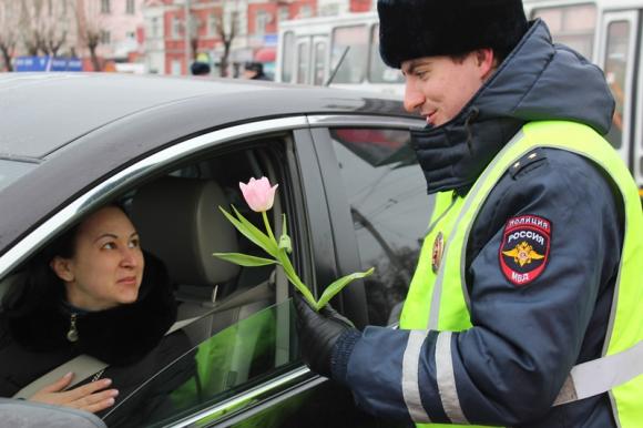 Полицейские Барнаула традиционно поздравили горожанок с 8 Марта (фото)