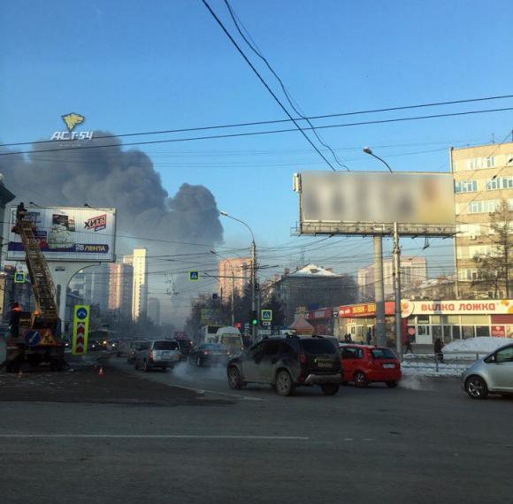 Новосибирск заволокло едким дымом из-за горящего склада с покрышками (фото)