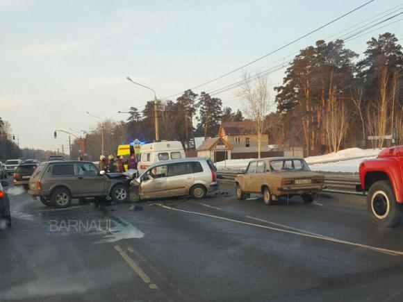 Обновлено: Серьезная авария затруднила движение на Змеиногорском тракте (фото)
