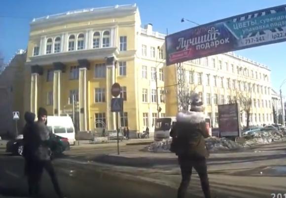 Водитель возмущен тем, как люди переходят дорогу на проспекте Ленина (видео)