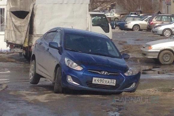 Барнаульцы предупреждают о глубоких ямах, скрытых в лужах (фото)