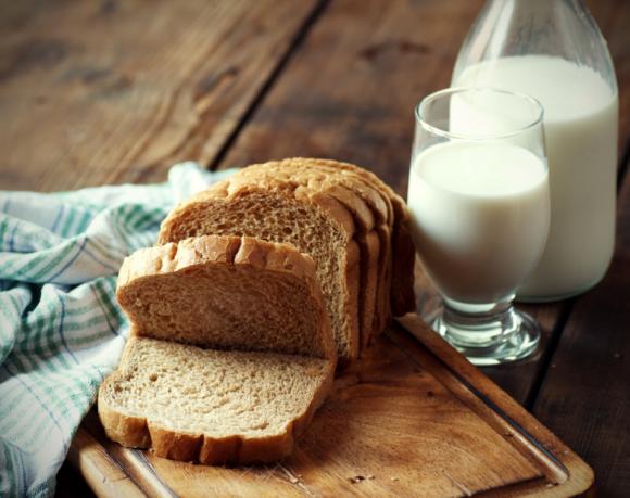 Хлеб из прогорклой муки и молоко из порошка обнаружили в магазинах Барнаула
