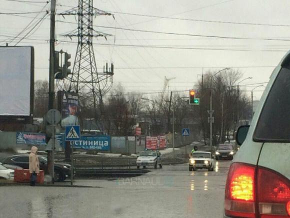 Улицу Попова перекрыли для транспорта из-за высокого уровня воды (видео)