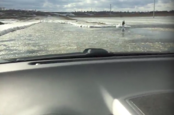 В Алтайском крае несколько трасс затопило талыми водами