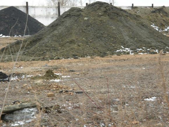 Жители Горняка рассказывают об опасном складе токсичной руды рядом с их домами