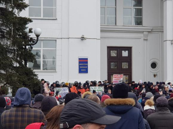 Кемеровчане требуют отставки Тулеева и мэра города