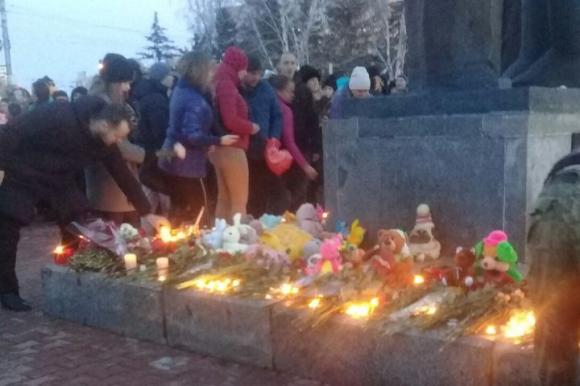 Свечи, цветы, игрушки: барнаульцы организовали мемориал в память о погибших в ТЦ 