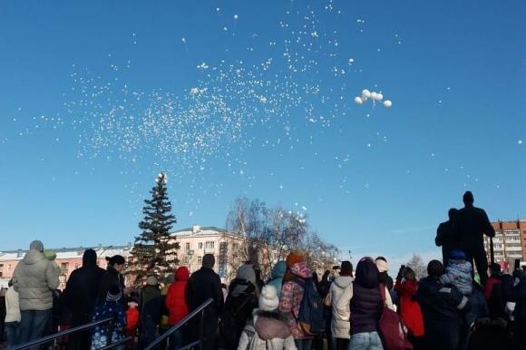 Сотни белых шаров взмыли в небо в память о жертвах пожара в Кемерове