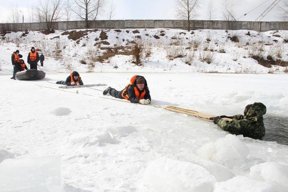 Спасатели просят родителей объяснить детям об опасности весеннего льда на водоемах