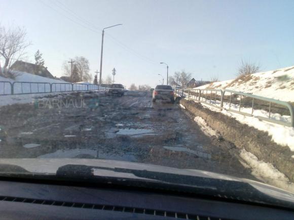 Алтайские автолюбители обсуждают дорогу с огромными ямами  (фото)