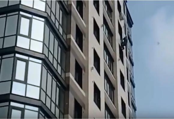 Висящий на 9 этаже человек напугал барнаульцев (видео)