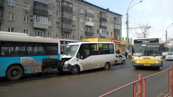 Семь человек обратились к медикам после столкновения автобусов на Новом рынке