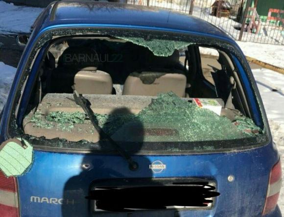 Во дворе дома на Антона Петрова неизвестные побили стекла в машине (фото)