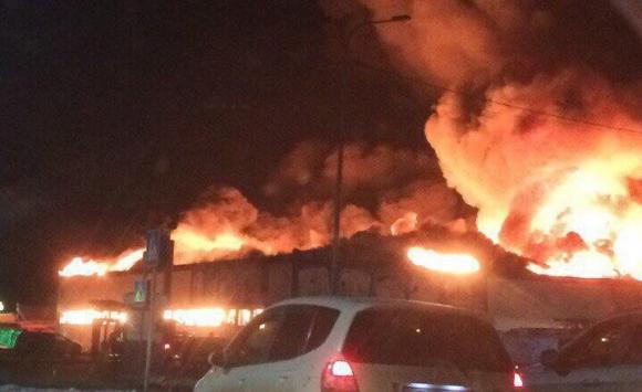В России загорелся очередной торговый центр - на этот раз в Тюмени (видео)