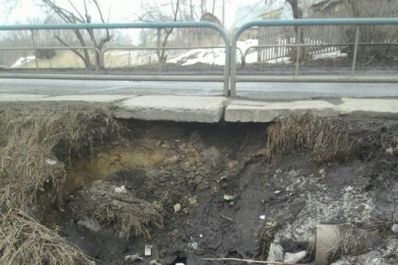 В Белоярске пешеходы вынуждены ходить по мостику, который может обрушиться (фото и видео)