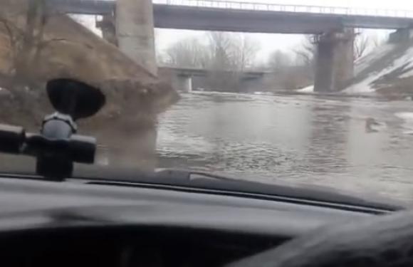 Барнаулка затопила дорогу в Борзовую Заимку (видео)