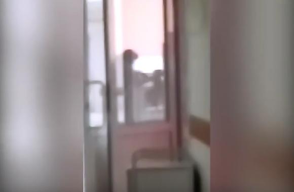 В Новосибирске медсестра издевалась над младенцем-отказником (видео)