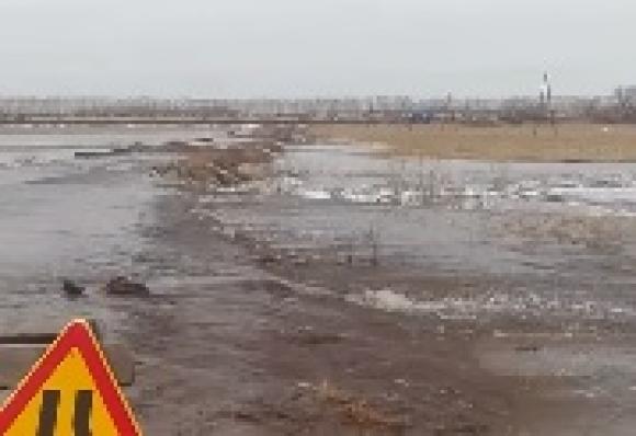 Дорогу в алтайское село затопило - люди не могут уехать на работу (видео)