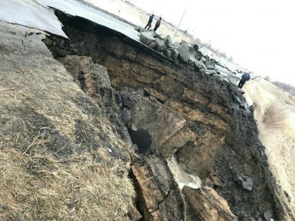 Алтайская трасса обвалилась из-за паводковых вод (фото)