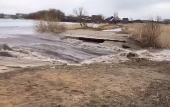 Паводковые воды размыли дорогу у села Волчиха (видео)