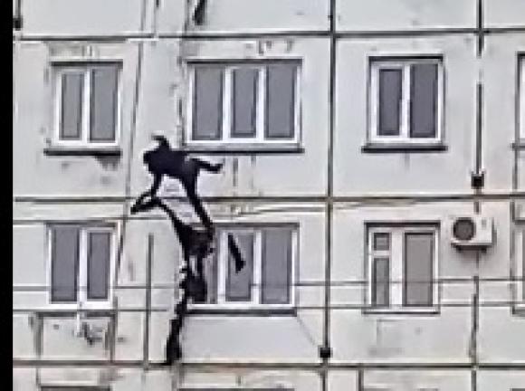 В Бийске мужчина пытался спуститься с 5 этажа по связанным вещам (видео)