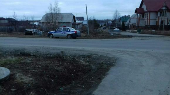 В Барнауле водитель на Lexus врезался в столб и перевернулся