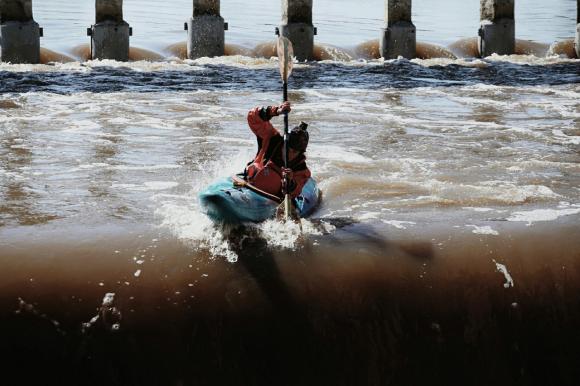 Барнаульский каякер устроил заплыв на городской реке (фото)