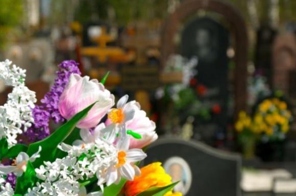 В Родительский день горожан бесплатно будут доставлять на кладбища и выдавать инвентарь