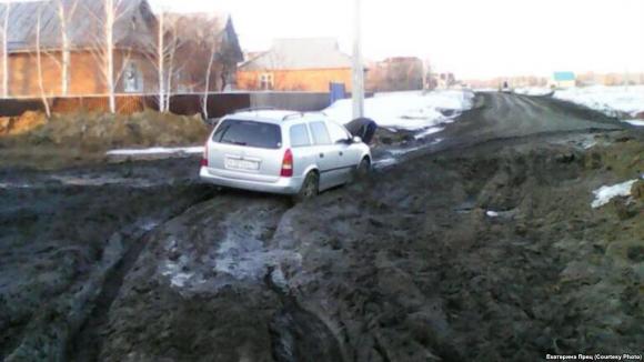 В Омской области женщину, которая разместила пост о плохом состоянии дороги, обвинили в экстремизме
