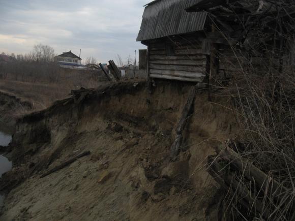 В Бобровке река может унести дом - местные жители бьют тревогу (фото)