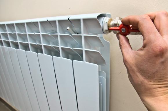Барнаульцы жалуются на горячие батареи в квартирах - мэрия не спешит выключать отопление