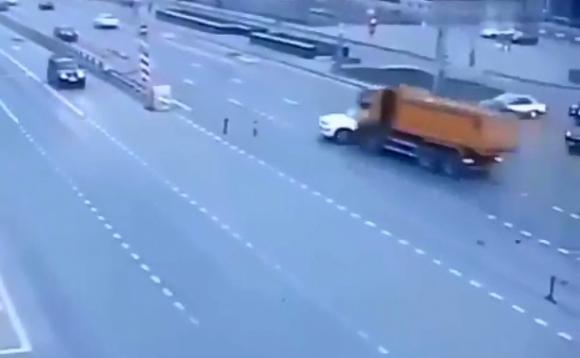В Москве грузовик с щебнем на скорости смял две иномарки и опрокинулся (видео)