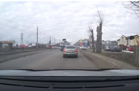 На улице Попова бетономешалка сбила пешехода (видео)