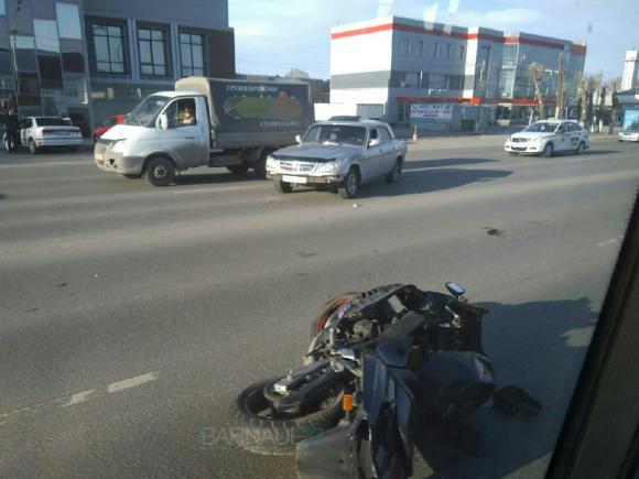 На Павловском тракте байкер получил тяжелые травмы в ДТП (фото)