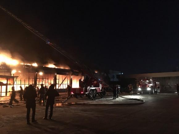 Ночью в Ноябрьске сгорели сразу два крупных торговых центра (фото и видео)