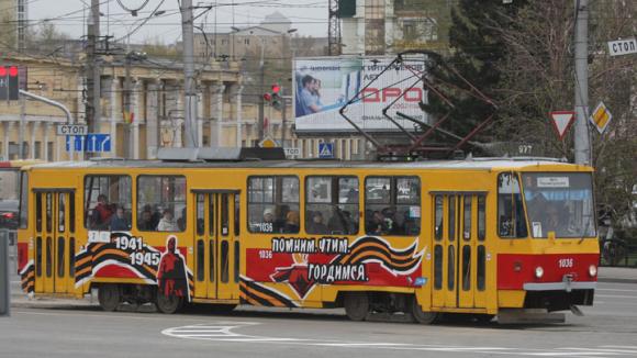 Барнаульские художники ко Дню Победы раскрасили трамвай №7