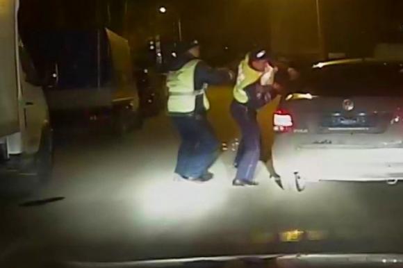 Пьяный барнаулец врезался в патрульную машину и учинил погоню (видео)