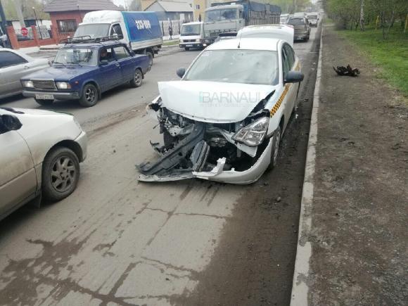 На Комсомольском водитель такси уснул за рулём и вылетел на встречку (фото)