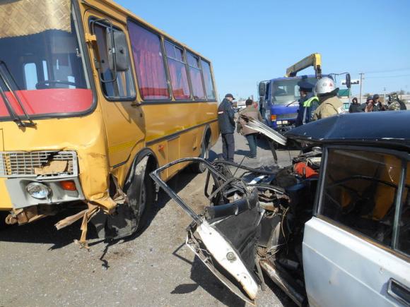 В Баевском районе водитель за рулем впал в кому и врезался в автобус