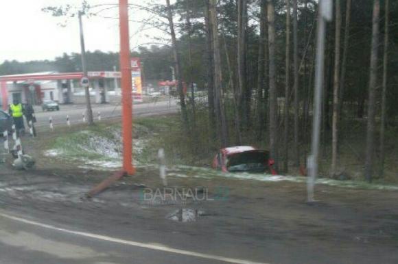 На шоссе Ленточный бор утром иномарка вылетела в кювет (фото)